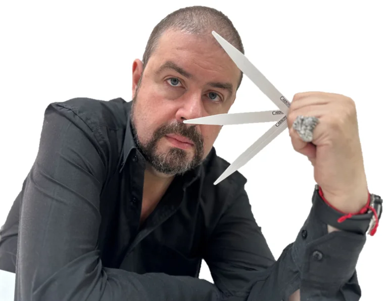 Christian Carbonnel sostiene varias tiras olfativas.