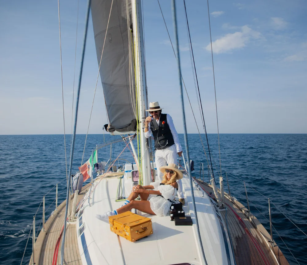 Paolo y Tiziana Terenzi en la cubierta de un velero.