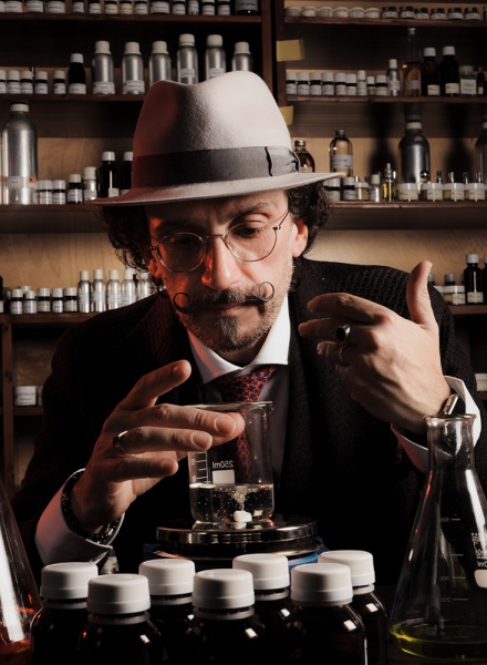 Paolo Terenzi trabajando entre frascos y esencias en su estudio de perfumería.